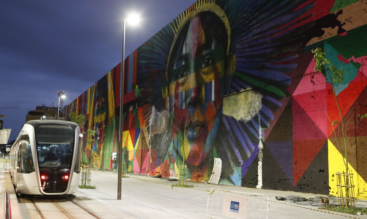 Rio de Janeiro - Na zona portuária, mural do grafiteiro Eduardo Kobra retrata etnias dos cinco continentes (Fernando Frazão/Agência Brasil) 