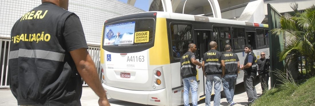 Rio de Janeiro - A Polícia Civil e fiscais do Tribunal Regional Eleitoral estão reprimindo a boca de urna. Os detidos estão sendo levados para o Ginásio do Maracanãzinho (zona norte), que estava funcionando como um centro provisório de operação eleitoral.