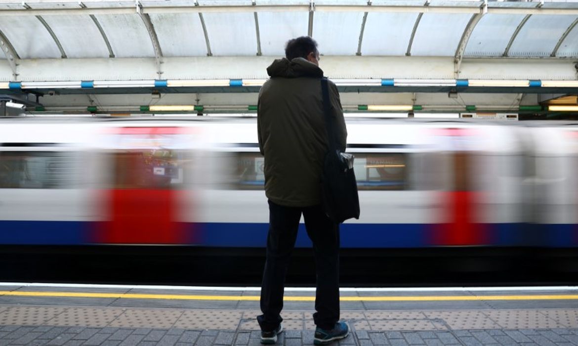 Passageiro aguarda trem em estação de metrô em Londres