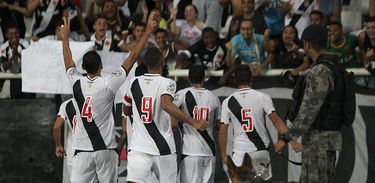 Douglas e Luís Fabiano marcaram os gols da vitória do Vasco