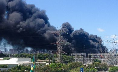 Recife - Incêndio de grandes proporções atinge Companhia Hidrelétrica do São Francisco, na zona oeste da cidade (Sumaia Villela/Agência Brasil)