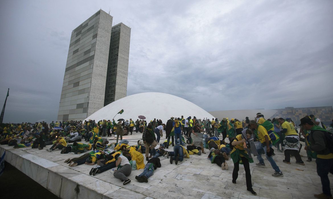 Brasília (DF), 08/01/2023 - Golpistas invadem prédios públicos na praça dos Três Poderes. Na foto, vândalos em frente ao Congresso Nacional.
