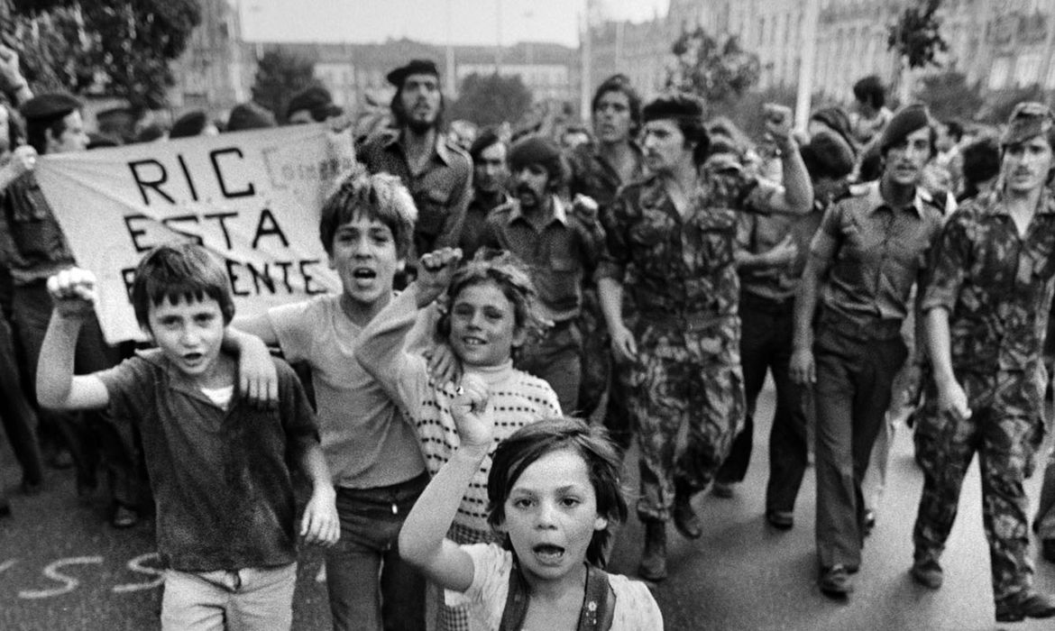 Mostra traz fotografias de Sebastião Salgado na Revolução dos Cravos. - Porto, Portugal, 1975. Foto: Sebastião Salgado