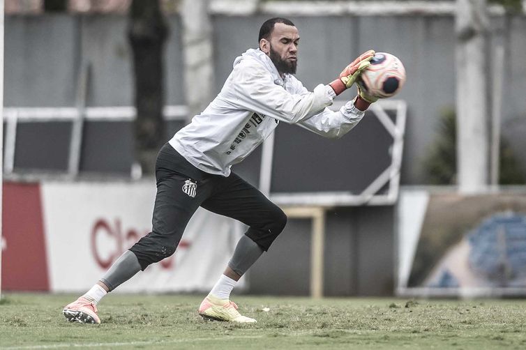 Goleiro Evesonm  no clube desde o ano passado, o primeiro jogador a entrar na Justiça do Trabalho contra o Santos,- Ivan Storti/Santos FC/Direitos Reservados