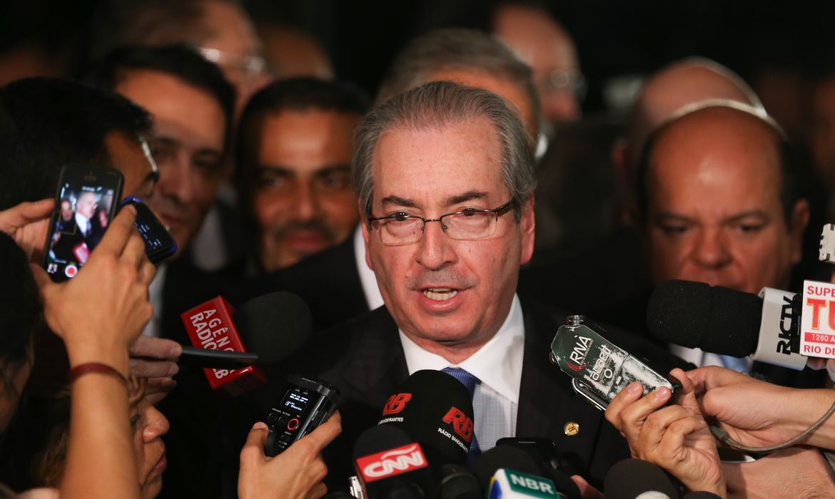 Brasília - O deputado Eduardo Cunha fala à imprensa depois da entrega do processo de impeachment da presidenta Dilma ao Senado  (Fabio Rodrigues Pozzebom/Agência Brasil)