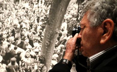 Rio de Janeiro (RJ), 30/08/2023 -O fotojornalista Evandro Teixeira na exposição “Evandro Teixeira. Chile, 1973” , no Centro Cultural Banco do Brasil(CCBB). Além dos registros feitos no Chile, a exposição traz imagens produzidas por Evandro durante a ditadura civil-militar brasileira, em um diálogo entre os contextos históricos dos dois países. Foto:Tânia Rêgo/Agência Brasil