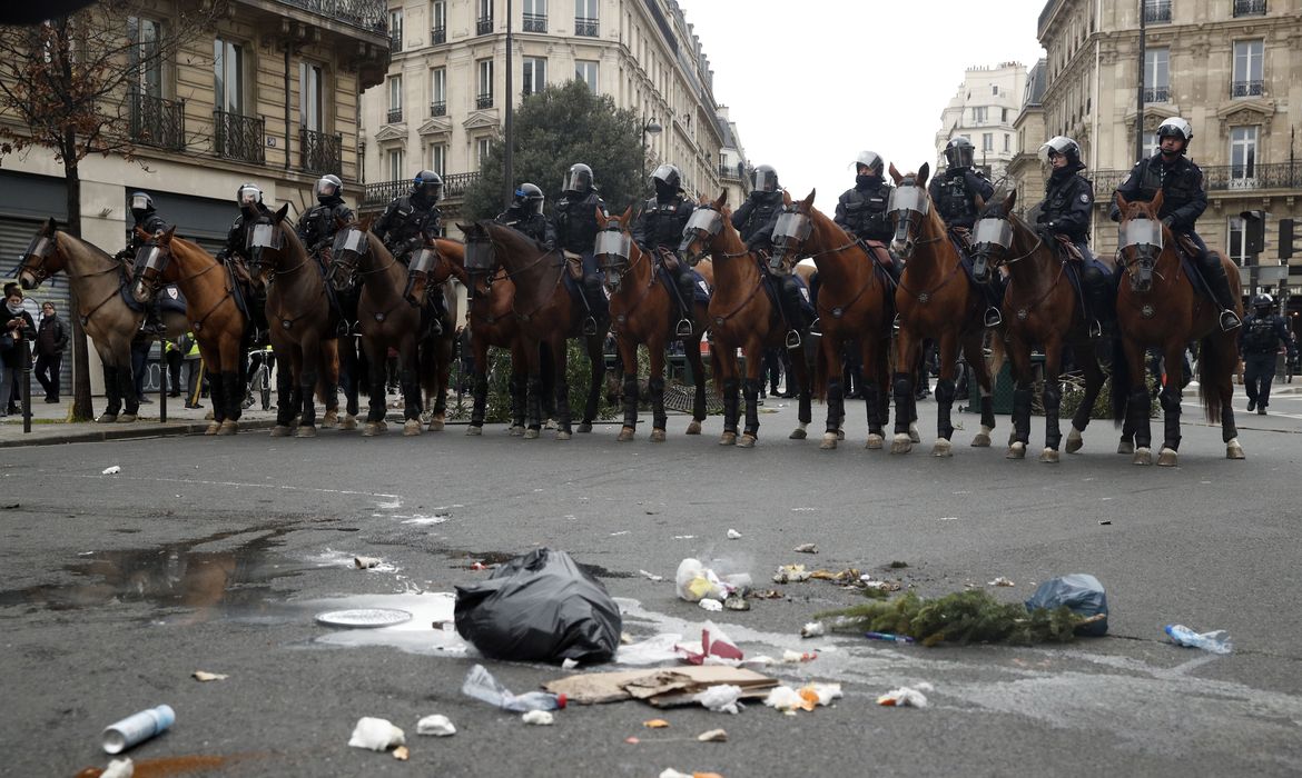 NOG03. Paris (France), 08/12/2018.- A unit of mounted police stand guard during demonstration in Paris, France, 08 December 2018. Police in Paris is preparing for another weekend of protests of the so-called 'gilets jaunes' (yellow vests)