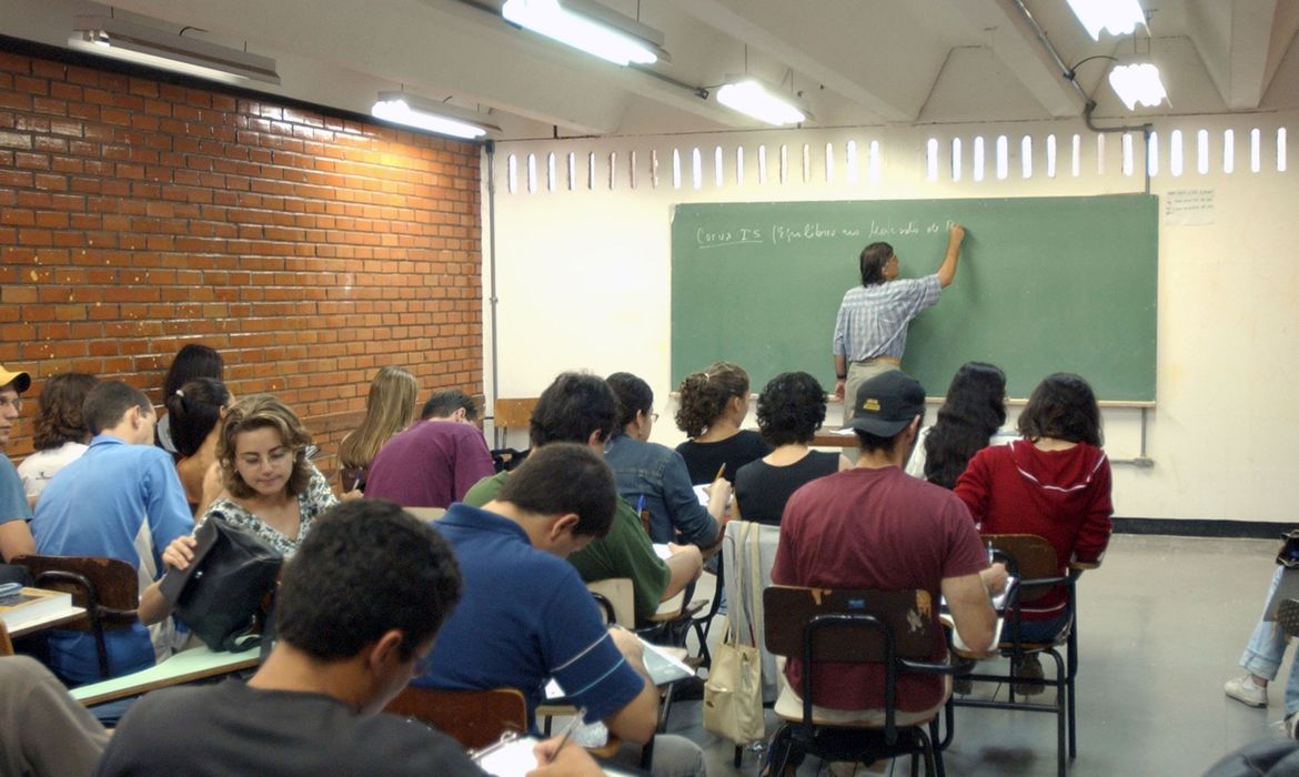 Jovens se preparam para Enem 