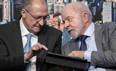 São Paulo (SP), 10/10/2025 - Presidente Luiz Inácio Lula da Silva (d) conversa com vice presidnte, Gerlado Alckim (e) participa da cerimônia de anúncio do novo modelo de crédito imobiliário, no Centro de Convenções Rebouças.
Foto: Pulo Pinto/Agência Brasil