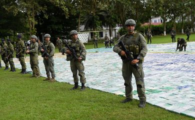 Soldados vigiam a droga apreendida