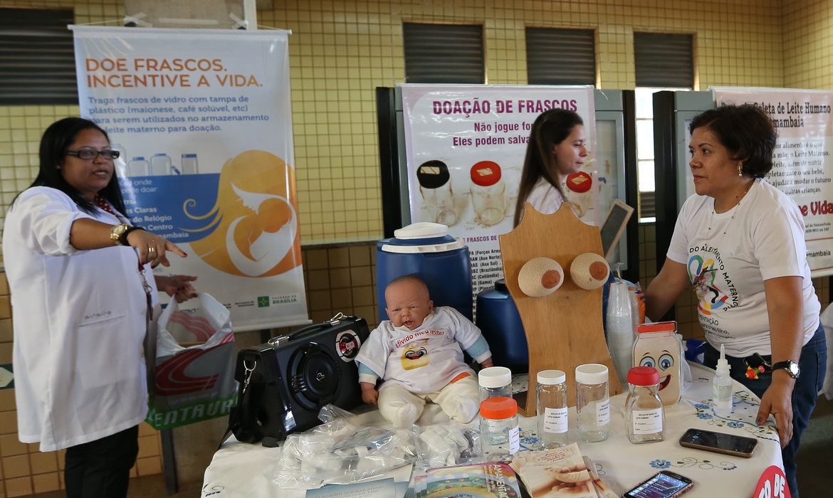 Brasília - Mães fazem mamaço na Estação do Metrô de Samambaia para superar o preconceito contra amamentar em público e incentivar a doação de leite materno (Elza Fiuza/Agência Brasil)