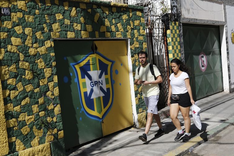 Rio de Janeiro (RJ), 23/07/2023 - Trechos da Rua Pereira Nunes, em Vila Isabel, pintados para a Copa do Mundo de futebol feminino. Foto: Fernando Frazão/Agência Brasil
