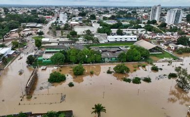 Rio Acre transborda com as chuvas e atinge milhares de famílias.