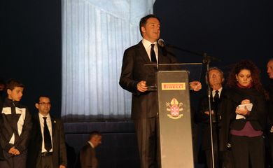 O primeiro-ministro italiano, Matteo Renzi, durante evento que iluminou o Cristo Redentor com as cores de seu país 