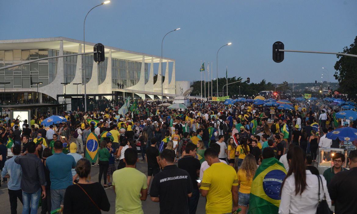 Brasília - Manifestantes contra o governo Dilma e a nomeação do ex-presidente Lula para ministro da Casa Civil fazem ato na Esplanada dos Ministérios  (Wilson Dias/Agência Brasil)
