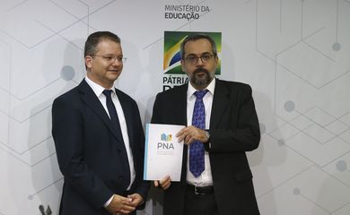 O secretário de Alfabetização, Carlos Nadalim, o  ministro da Educação, Abraham Weintraub, durante o lançamento do Caderno da Política Nacional de Alfabetização (PNA)