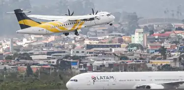 Avião da empresa VOEPASS decolando no aeroporto de Guarulhos