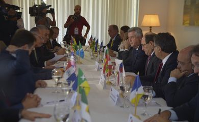 Brasília - O governador do Distrito Federal,Rodrigo Rollemberg,  se reúne com integrantes do Fórum Permanente de Governadores, na Residência Oficial de Águas Claras (José Cruz/Agência Brasil)