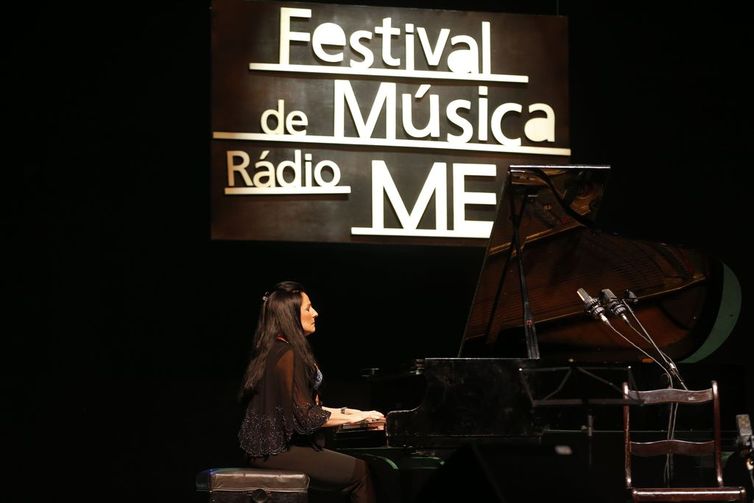 Pianista Fernanda Canaud em apresentação no Festival de Música Rádio MEC 2018
