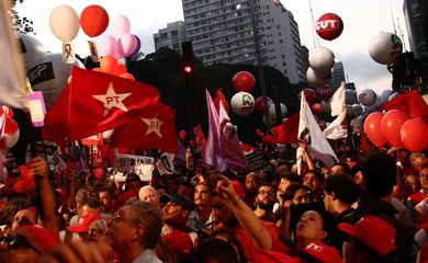 São Paulo - Manifestantes durante ato na Avenida Paulista contra o impeachment e a favor da democracia (Juca Varella/Agência Brasil)