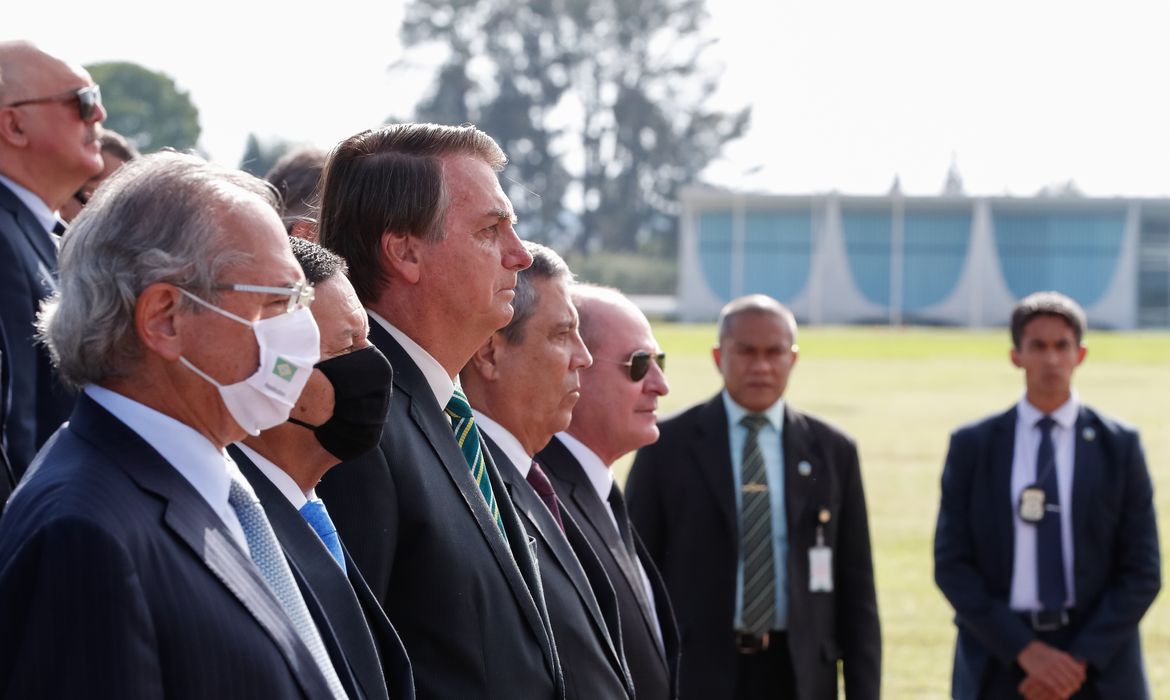 O presidente Jair Bolsonaro, participa da cerimônia de hasteamento da Bandeira Nacional, na área externa do Palácio da Alvorada