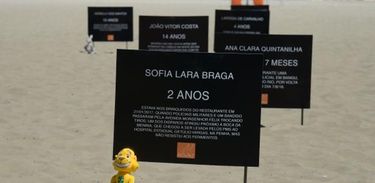 Placas na areia da Copacabana lembram nomes de crianças e adolescentes que morreram vítimas de balas perdidas no Rio