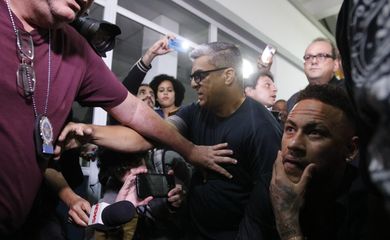 O jogador de futebol Neymar Jr, deixa à  Delegacia de Repressão aos Crimes de Informática, na Cidade da Polícia, no Rio de Janeiro, após depoimento.