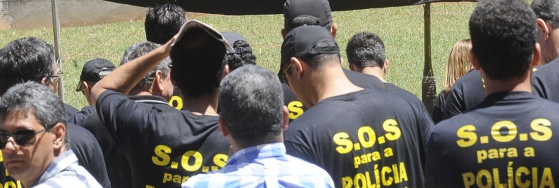 Brasília - Policiais federais fazem ato simbólico em frente ao prédio sede da entidade