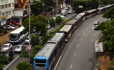São Paulo - Paralisação dos motoristas de ônibus e cobradores na Avenida Nove de Julho, região central da cidade  (Rovena Rosa/Agência Brasil)
