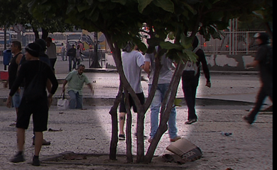 Rio de Janeiro – A Polícia Civil requisitou imagens captadas pela TV Brasil, que mostram o momento em que um suspeito lança a bomba que atingiu o cinegrafista da TV Bandeirantes (Reprodução)
