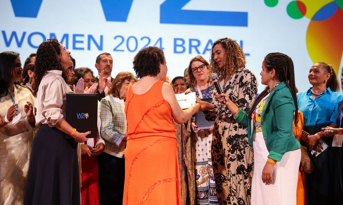 Rio de Janeiro (RJ), 01/10/2024 – A presidente do W20, Ana Fontes entrega documento final à ministra da Igualdade Racial, Anielle Franco durante o evento Women 20 (W20), no Theatro Municipal do Rio de Janeiro, no centro da capital fluminense. Foto: Tomaz Silva/Agência Brasil