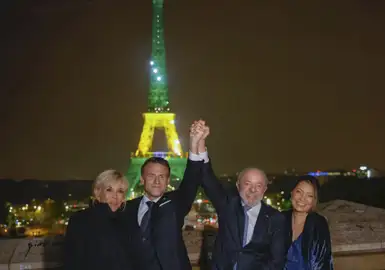 Paris, 05/06/2025 - Presidente da República, Luiz Inácio Lula da Silva ao lado do presidente da França, Emanuel Macron, acompanhado das primeiras-damas Brigitte Macron e Janja Lula da Silva, durante visita na Torre Eiffel iluminada com as cores do Brasil. Foto: Ricardo Stuckert/PR