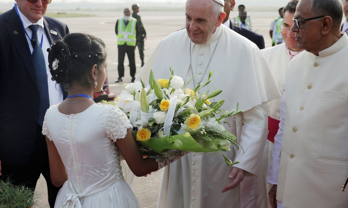 Papa Francisco é recebido no aeroporto de Daca, em Bangladesh