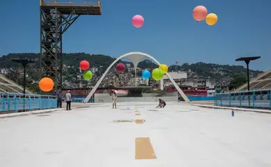 No dia 16 de fevereiro de 2021, que seria a terça-feira de Carnaval, aconteceu uma intervenção da artista Flávia Junqueira no Sambódromo, sendo um ato simbólico para o carnaval silencioso em função da pandemia da Covid-19. Foto: Rafael Catarcione/Riotur