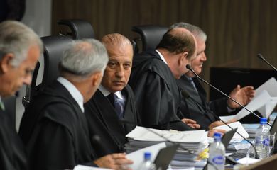 Os ministros do Tribunal de Contas da União (TCU) decidem manter o ministro Augusto Nardes na relatoria das contas de 2014 do governo federal