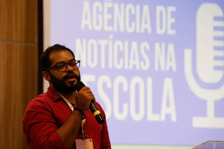 Natal(RN), 09/12/2024 - O coordenador do Instituto Anísio Teixeira, Gabriel Luhan, fala sobre o programa Agência de Notícias na Escola, da Bahia, durante a mesa: Experiências educacionais de inclusão com equidade por estado, no seninário 