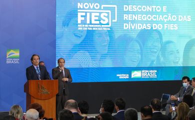 O presidente Jair Bolsonaro participa da divulgação dos novos critérios de desconto e renegociação das dívidas do Fies.Presentes à cerimônia os ministros da Educação, Milton Ribeiro, e da Economia, Paulo Guedes
