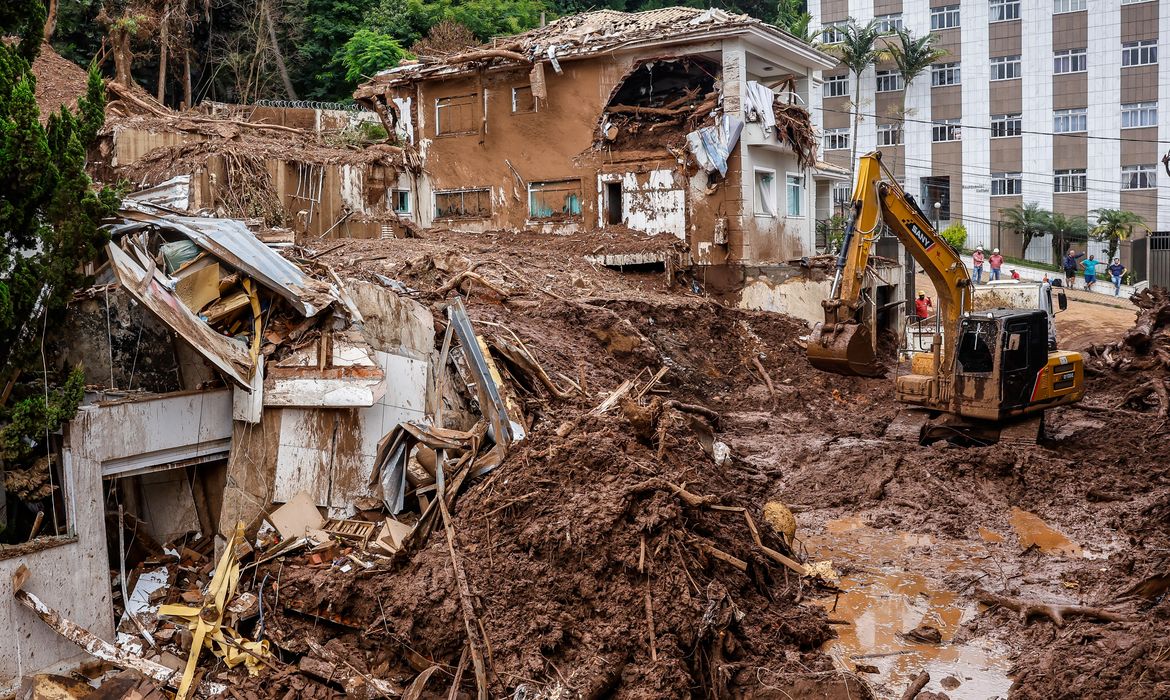 Tânia Rego/Agência Brasil 28/02/2026 - Juíz de Fora - MG - Bombeiros fazem a última frente de procura de vítimas em que estão tentando resgatar o corpo de um menino de 9 anos, após deslizamento de terra no bairro Paineiras. Foto: Tânia Rego/Agência Brasil