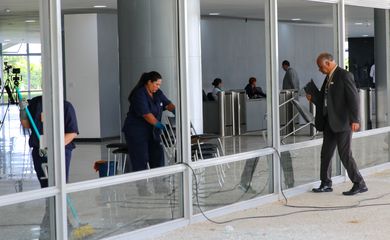 Funcionários fazem reparo e limpeza no Palácio do Planalto após atos terroristas no ultimo domingo