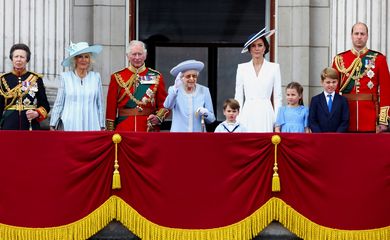 Rainha Elizabeth acena à multidão em comemoração de Jubileu, mas perderá missa na sexta-feira