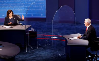 Kamala Harris e Mike Pence durante debate entre candidatos a vice-presidente dos EUA em Salt Lake City