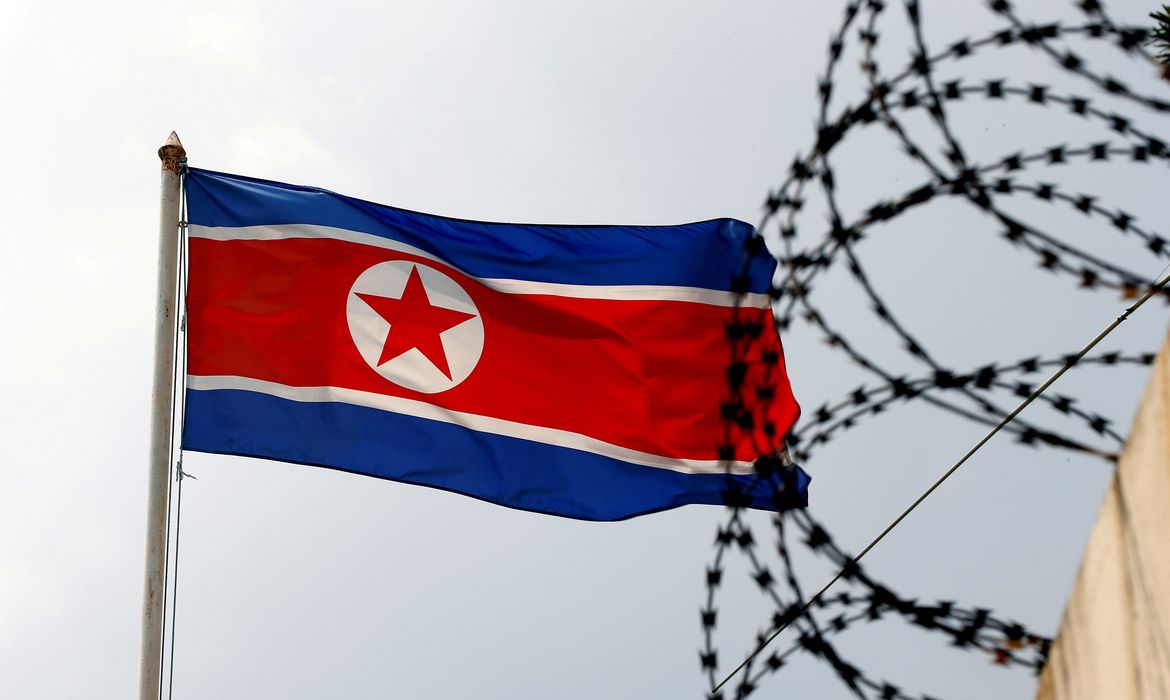 Bandeira da Coreia do Norte perto de arame farpado na embaixada do país em Kuala Lumpur, na Malásia