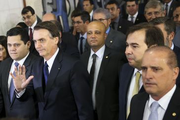 Marcelo Camargo/Agência Brasil O presidente Jair Bolsonaro chega ao Congresso Nacional, acompanhado dos presidentes da Câmara, Rodrigo Maia, e Senado, Davi Alcolumbre, para levar o projeto do governo de reforma da Previdência