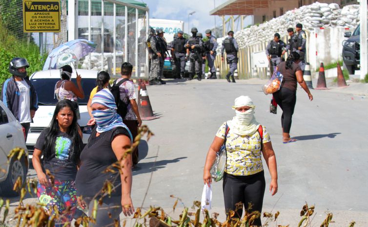 Parentes de presos bloqueiam a entrada de uma prisão em Manaus (AM).