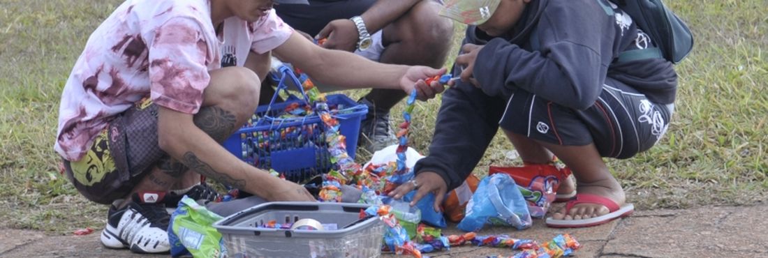 Brasília - Menores vendem doces próximo à Estação Rodoviária de Brasília para ajudar nas despesas de casa.