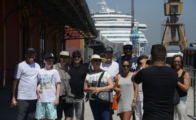 Rio de Janeiro - Turistas desembarcam de navios, no Píer Mauá, para os festejos do réveillon, na Praia de Copacabana (Tomaz Silva/Agência Brasil)
