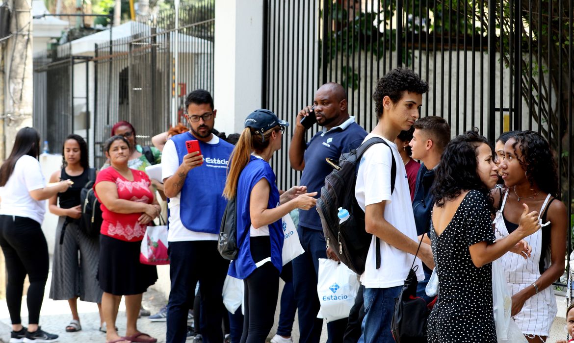 Rio de Janeiro (RJ), 12/11/2023- Candidatos aguardam abertura dos portões para o segundo dia provas do Enem 2023, na Universidade Veiga de Almeida, na Tijuca, zona norte da cidade. Foto: Tânia Rêgo/Agência Brasil