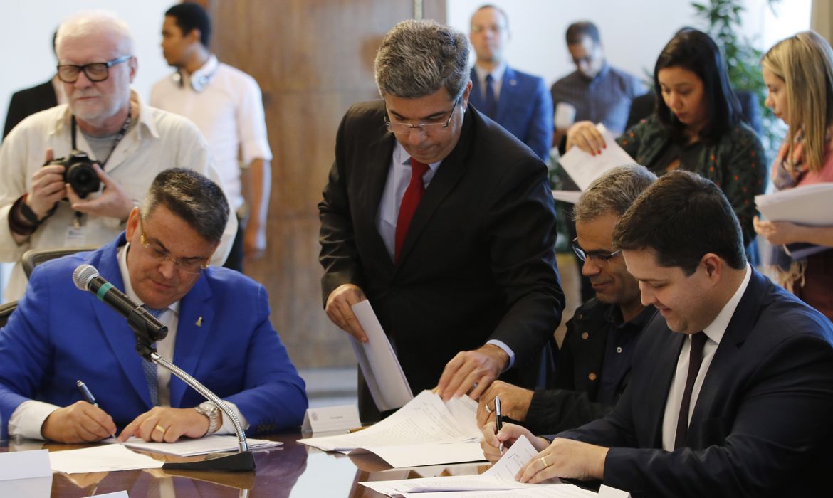 Prefeitos de onze  municípios fluminenses e o Tribunal de Justiça do Rio de Janeiro, assinam convênio de cooperação técnica para dar rapidez aos processos de dívida ativa.