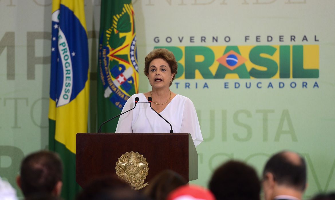 Brasília - Não vamos permitir que nossa democracia seja manchada, disse presidenta Dilma Rousseff durante anúncio de medidas para fortalecer o desenvolvimento rural no país (Elza Fiuza/Agência Brasil)