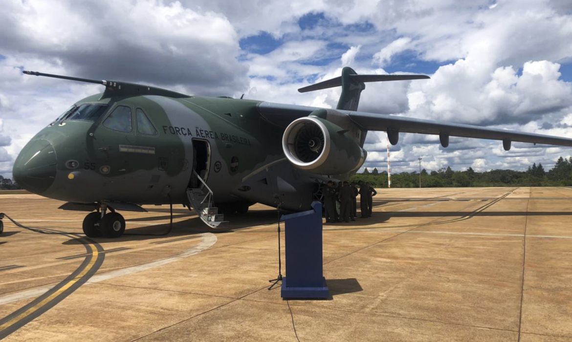 O Governo Federal envia, nesta segunda-feira (7), de Brasília a Varsóvia, na Polônia, uma aeronave KC-390 Millennium da Força Aérea Brasileira para cumprir missão de resgate dos brasileiros que deixaram a Ucrânia 